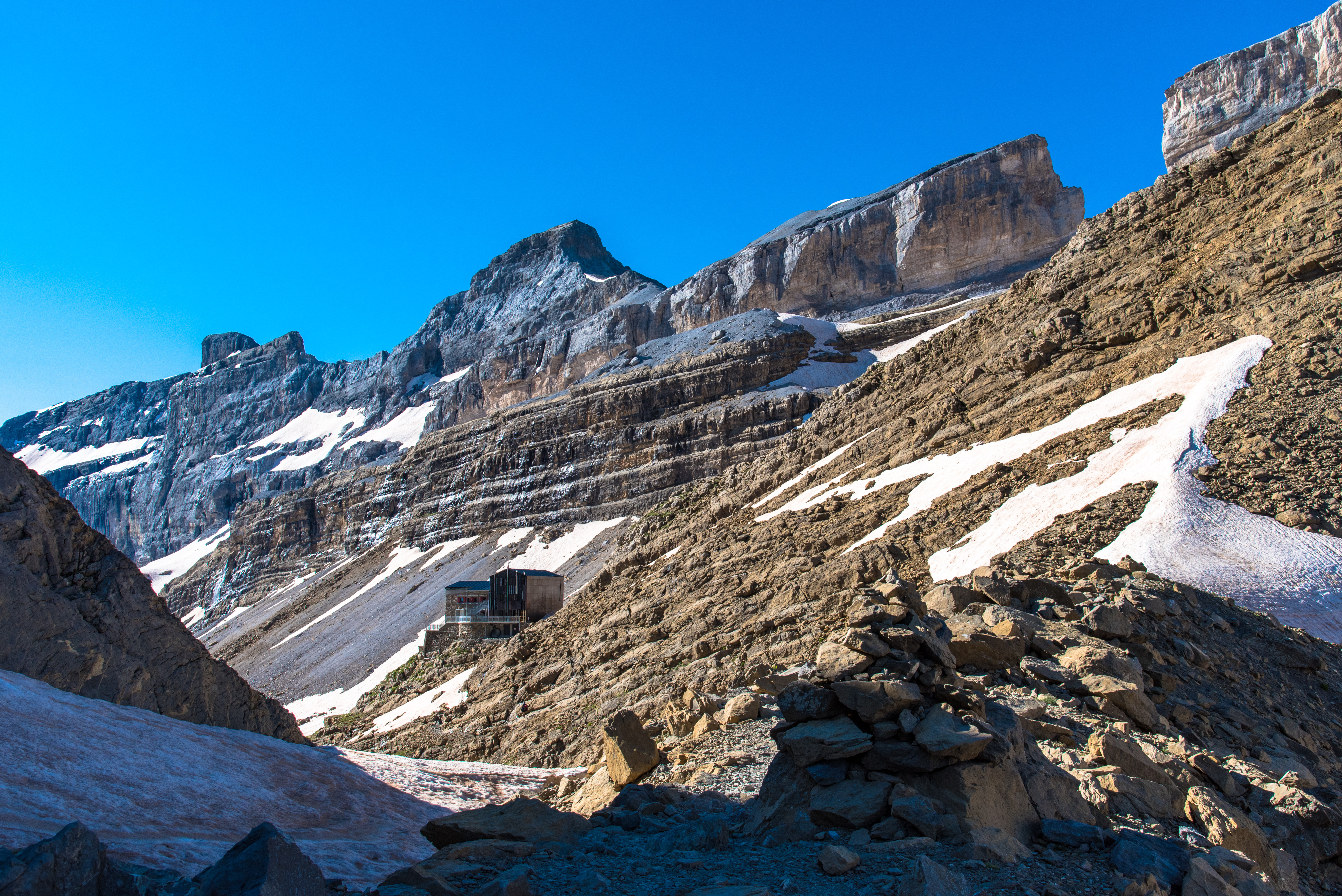 La brèche de Roland et le refuge des Sarradets